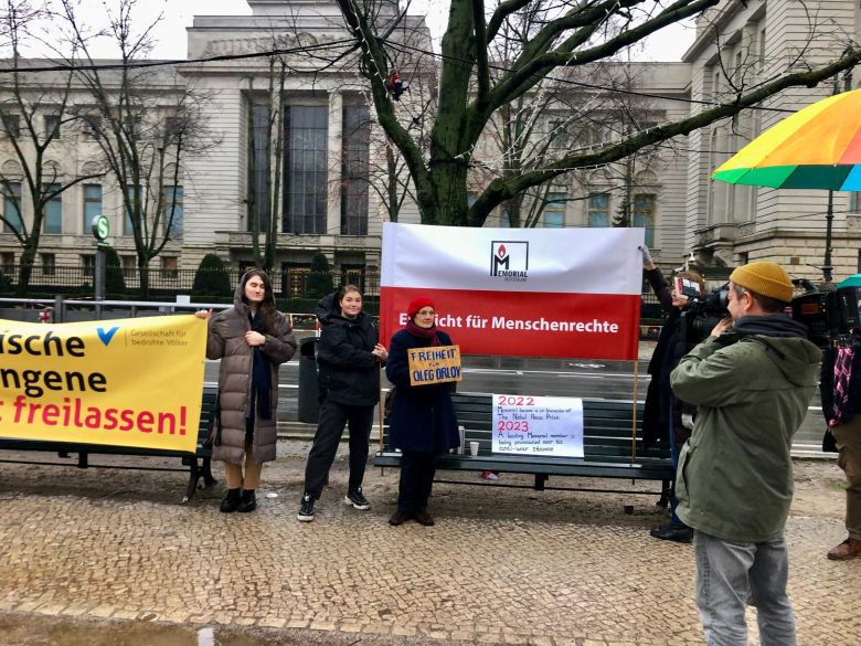 Demonstration von MEMORIAL Deutschland vor der Russischen Botschaft in Berlin (15.12.2023)