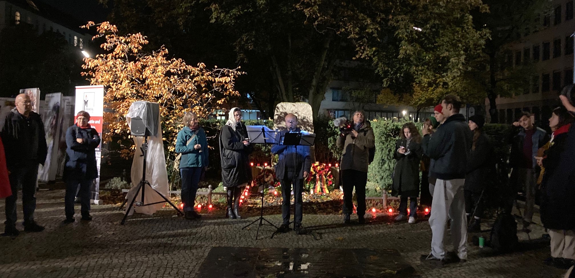 "Rückgabe der Namen" - Gedenkveranstaltung für die Opfer des stalinistischen Terrors, 29.10.2023, Steinplatz in Berlin-Charlottenburg