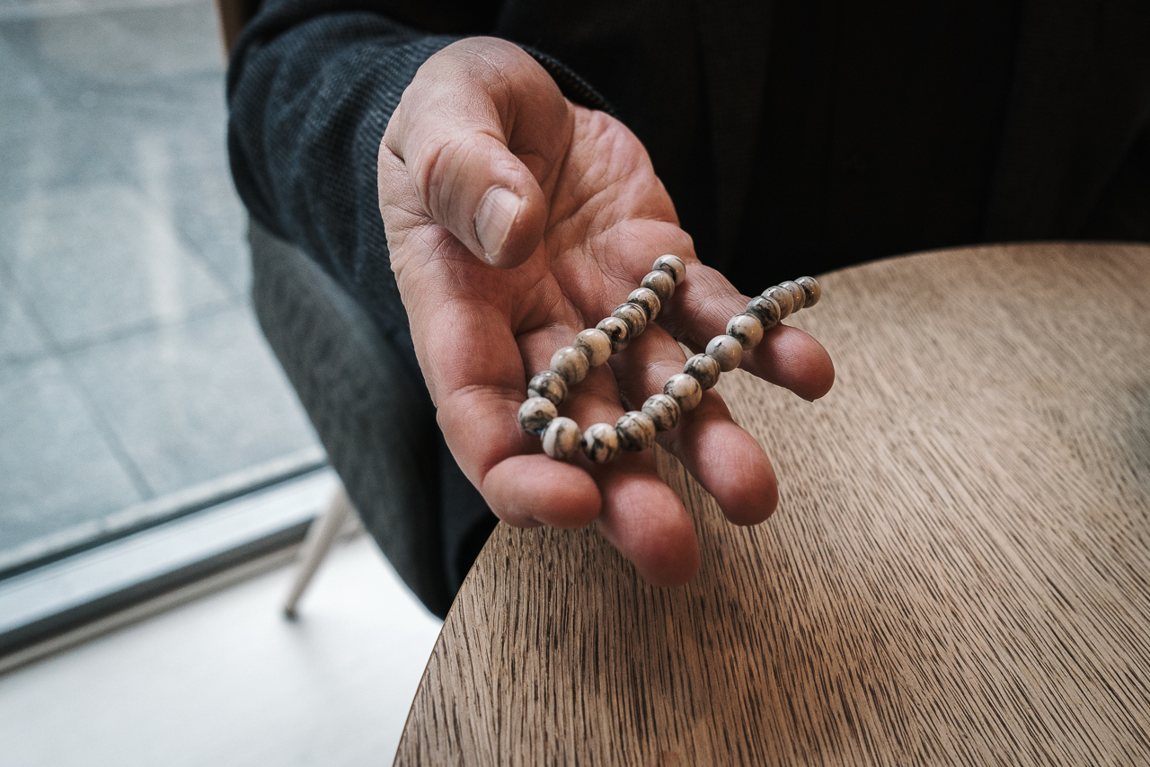 Jevgenij Bestuzhev mit einem Rosenkranz, den sein Zellenkamerad Ivan Mazizkij aus Plastiklöffeln in den "Kresty“ hergestellt hatte. Foto: Dascha Trofimova für OVD-Info